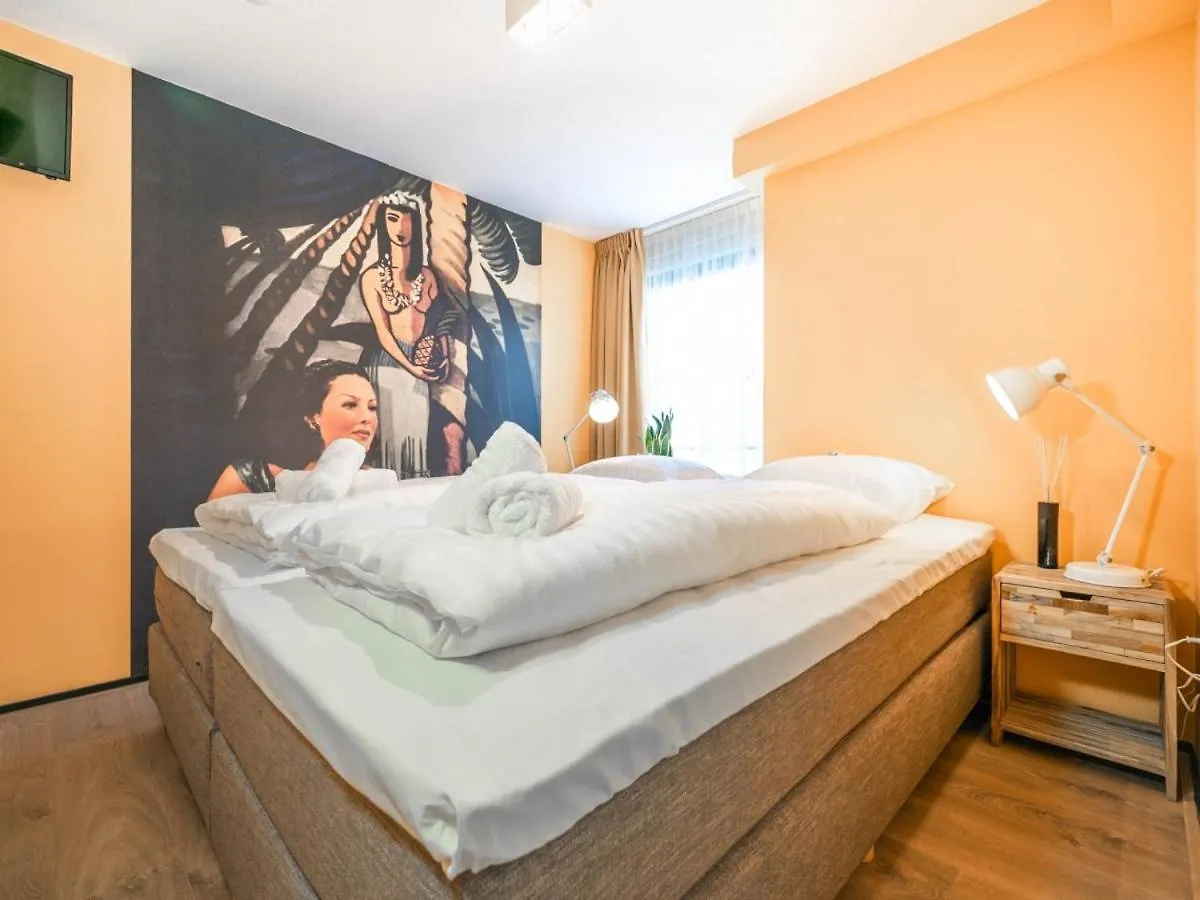 Pink Flamingo Boutique Hostel Гаага